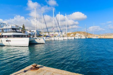 Yunanistan 'ın Paros adasındaki Naoussa limanına demir atan yelkenliler