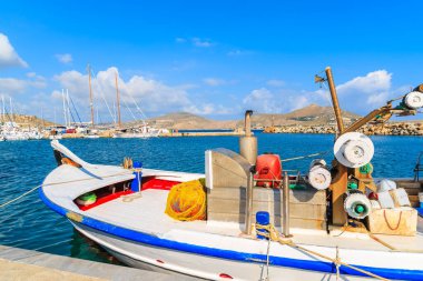 Yunanistan 'ın Paros adasındaki Naoussa limanında geleneksel balıkçı teknesi demirliyor