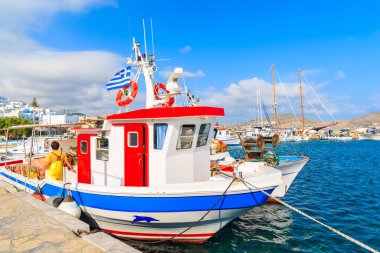 Yunanistan 'ın Paros adasındaki Naoussa limanında geleneksel balıkçı teknesi