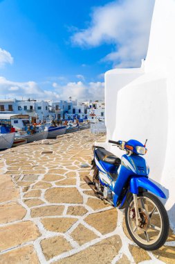 NAOUSSA PORT, PAROS ISLAND - 18 Mayıs 2016: Paros Adası, Kiklad, Yunanistan 'daki Naoussa limanında park etmiş eski scooter.
