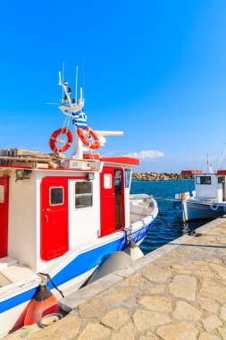 NAOUSSA PORT, PAROS ADASI - 18 Mayıs 2016: Naoussa limanındaki tipik balıkçı teknesi, Paros Adası, Yunanistan.