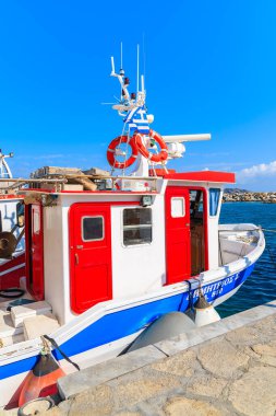 NAOUSSA PORT, PAROS ISLAND - 18 Mayıs 2016: Naoussa limanı, Paros adası, Kiklad, Yunanistan.