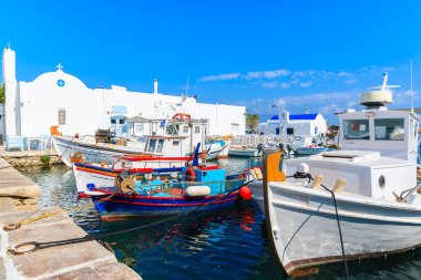 Naoussa limanı, Paros adası, Kiklad, Yunanistan 'daki tipik Yunan balıkçı tekneleri