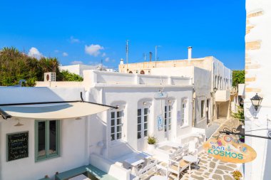 NAOUSSA TOWN, PAROS ISLAND - 18 Mayıs 2016: Naoussa kasabası, Paros Adası, Cyclades, Yunanistan 'daki meyhane ve içki barı.