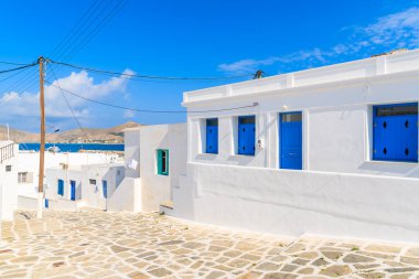 Yunanistan 'ın Paros Adası, Naoussa kasabasında tipik beyaz evleri olan cadde