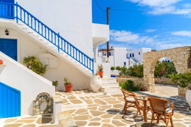 Yunanistan 'ın Paros adasındaki Naoussa kasabasında tipik Yunan tarzı daireler