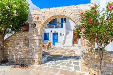 Yunanistan stili güzel tatil daireleri Naoussa köyü, Paros adası, Cyclades, Yunanistan 'da
