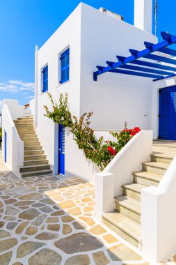 Yunanistan 'ın Paros adasındaki Naoussa kasabasında tipik Yunan tarzı daireler