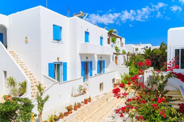 Yunanistan stili güzel tatil daireleri Naoussa köyü, Paros adası, Cyclades, Yunanistan 'da