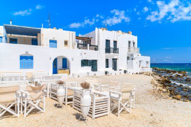 Geleneksel beyaz Yunan mimarisinin yer aldığı Naoussa kasabası, Paros Adası, Kiklad, Yunanistan