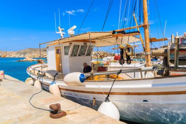 NAOUSSA PORT, PAROS Adası- 20 Mayıs 2016: Naoussa limanı, Paros adası, Kiklad, Yunanistan 'da balıkçı.