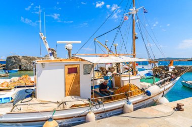 NAOUSSA PORT, PAROS ISLAND - 18 Mayıs 2016: Güneşli bir günde Naoussa limanında çalışan balıkçı, Paros Adası, Kiklad, Yunanistan.