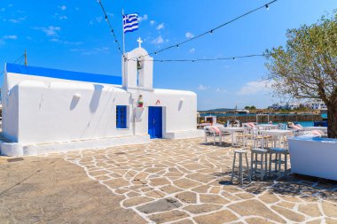 Naoussa limanı, Paros adası, Kiklad, Yunanistan 'da tipik beyaz Yunan kilisesi olan meydan