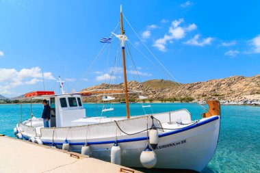 PAROS Adaları, GREECE - 20 Mayıs 2016: Yunanistan 'ın Paros Adası' ndaki tenha deniz koyuna demirlemiş tipik balıkçı teknesi.