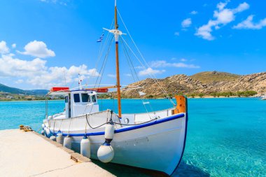 Tipik bir balıkçı teknesi Kolymbithres Körfezi, Paros Adası, Kiklad, Yunanistan