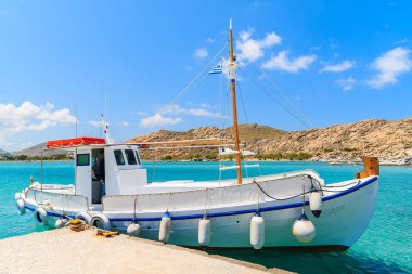 Yunanistan 'ın Paros adasındaki ıssız deniz koyuna demirleyen tipik Yunan balıkçı teknesi