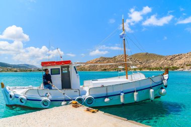 PAROS Adaları, GREECE - 20 Mayıs 2016: Yunanistan 'ın Paros Adası' ndaki tenha deniz koyuna demirlemiş tipik balıkçı teknesi.