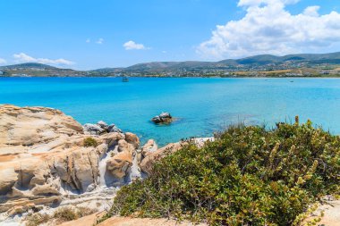 Yunanistan 'ın Paros adasındaki Kolymbithres plajının berrak mavi deniz suyu