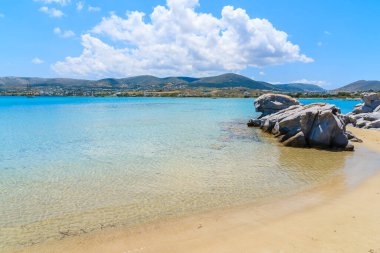 Yunanistan 'ın Paros adasındaki Kolymbithres plajının berrak mavi deniz suyu