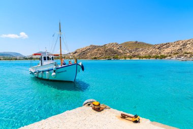 PAROS Adaları, GREECE - 21 Mayıs 2016: Yunanistan 'ın Paros adasındaki turkuaz deniz suyuyla denize açılan tipik Yunan balıkçı teknesi.