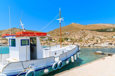Yunanistan 'ın Paros adasındaki güzel deniz koyunda demirleyen tipik Yunan balıkçı teknesi
