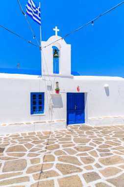 Yunanistan 'ın Paros adasındaki Naoussa limanındaki tipik Yunan beyaz kilisesi