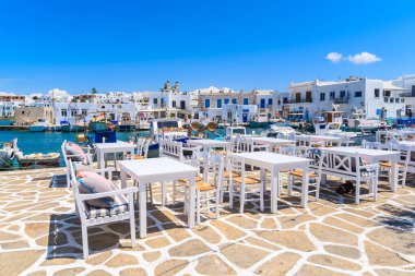 Naoussa limanındaki beyaz meyhanelerde balıkçı tekneleri, Paros Adası, Yunanistan