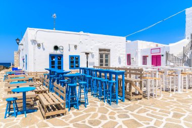 Naoussa limanı, Paros adası, Kiklad, Yunanistan 'daki tipik Yunan bar ve bar binaları