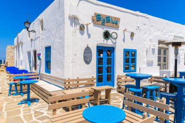 PAROS ISLAND, GREECE - 20 Mayıs 2016: Yunanistan 'ın Paros adasındaki Naoussa limanındaki tipik Yunan tavernası.