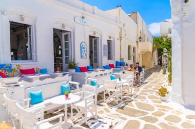 NAOUSSA VILLAGE, PAROS ISLAND - 18 Mayıs 2016: Naoussa köyü, Paros adası, Kiklad, Yunanistan 'da tipik bir kafe bar manzarası.