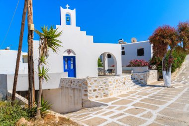 Yunanistan 'ın Paros adasındaki Naoussa kasabasındaki tipik Yunan beyaz kilisesi