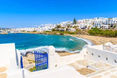 Naoussa köyü, Paros adası, Cyclades, Yunanistan 'daki Piperi sahiline giden sahil yolu.