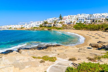 Naoussa köyündeki Piperi plajına giden yol, Paros adası, Kiklad, Yunanistan