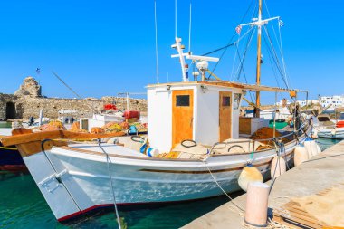 Yunanistan 'ın Paros adasındaki Naoussa limanında demirleyen tipik Yunan balıkçı teknesi