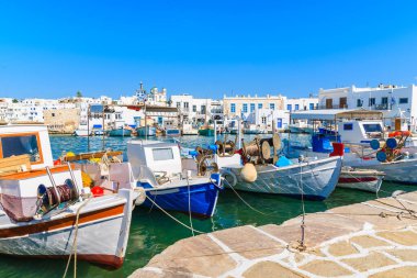 Naoussa limanı, Paros adası, Kiklad, Yunanistan 'daki tipik balıkçı tekneleri