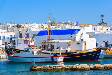 Yunanistan 'ın Paros adasındaki Naoussa limanındaki küçük bir kilisenin önünde demirleyen balıkçı tekneleri