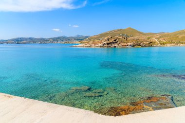 Yunanistan 'ın Paros adasındaki Monastiri Körfezi' nin güzel kristal berrak deniz suyu