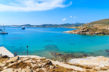 Yunanistan 'ın Paros adasında sığ deniz suyuna sahip güzel Monastiri plajı