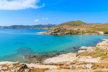 Turkuaz deniz suyuyla güzel bir Monastiri körfezi manzarası, Paros Adası, Yunanistan