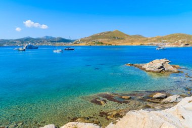 Turkuaz deniz suyuyla güzel bir Monastiri körfezi manzarası, Paros Adası, Yunanistan