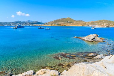 Yunanistan 'ın Paros adasındaki Monastiri Körfezi' nin güzel kristal berrak deniz suyu