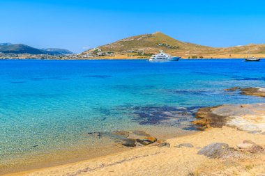 Turkuaz deniz suyuyla güzel bir Monastiri körfezi manzarası, Paros Adası, Yunanistan