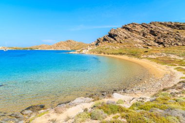 Yunanistan 'ın Paros adasındaki Monastiri körfezinde kristal berrak deniz suyuyla güzel bir sahil.