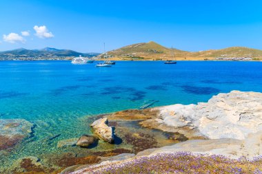 Turkuaz deniz suyuyla güzel bir Monastiri körfezi manzarası, Paros Adası, Yunanistan