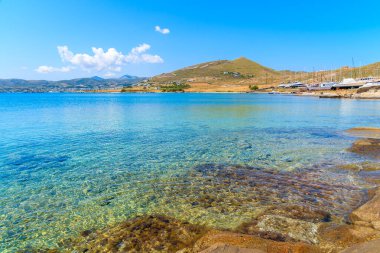 Yunanistan 'ın Paros adasındaki Monastiri körfezinde güzel kristal berrak deniz suyu