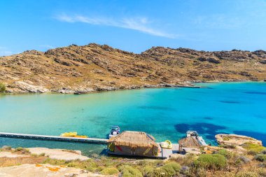 Yunanistan 'ın Paros adasında sığ deniz suyuna sahip güzel Monastiri plajı