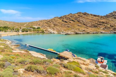 Yunanistan 'ın Paros adasında sığ deniz suyuna sahip güzel Monastiri plajı