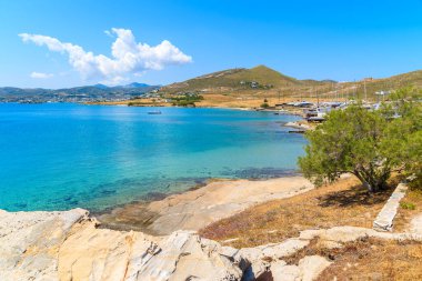 Yunanistan 'ın Monastiri Körfezi' ndeki Paros adasının güzel kıyıları