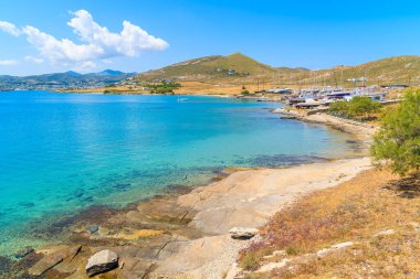 Yunanistan 'ın Monastiri Körfezi' ndeki Paros adasının güzel kıyıları