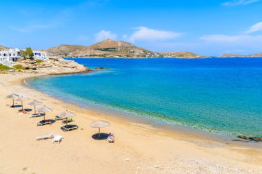 Yunanistan 'ın Paros Adası' ndaki Naoussa kasabasında sahili olan deniz körfezi manzarası